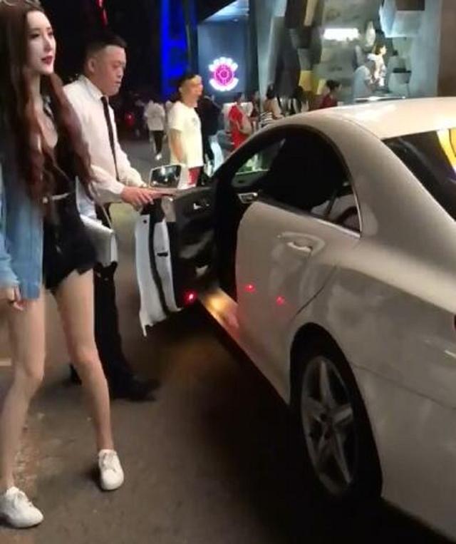 北京工体偶遇奔驰,看到女司机那一刻,恨不得冲上去