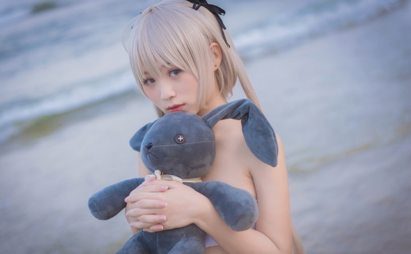 裸足穹妹沙滩cosplay 腰上的小肉肉好可爱>