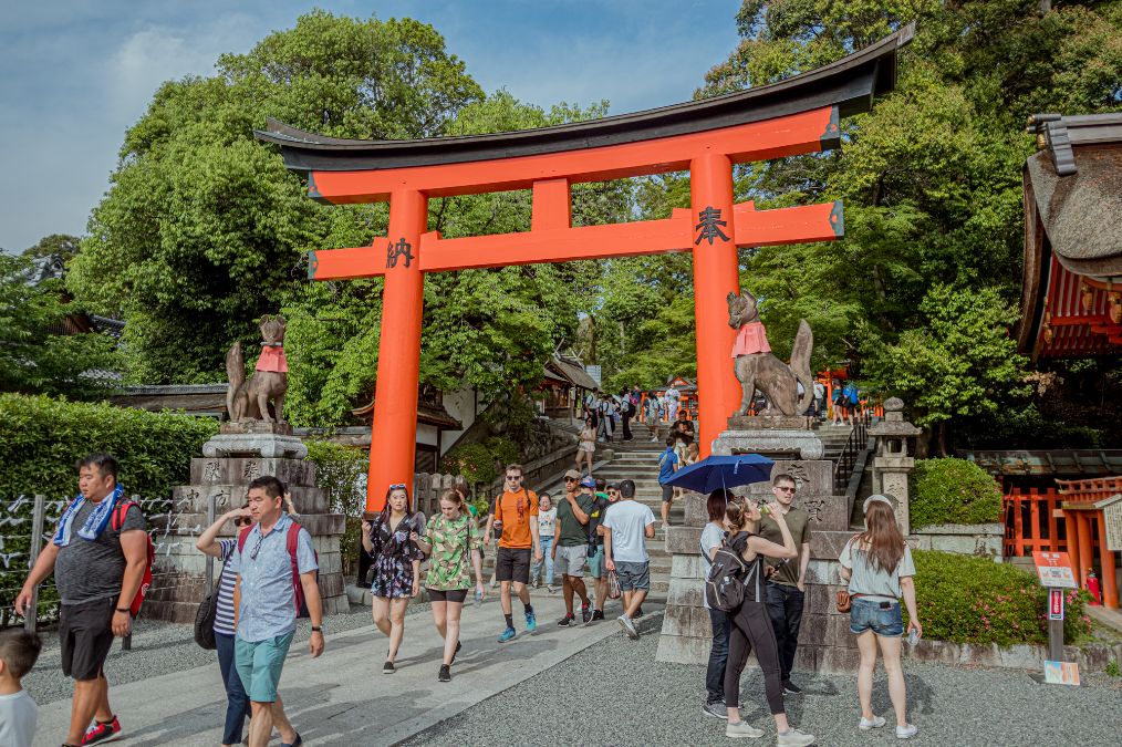 实拍日本最知名神社景点:游客众多却不收门票,传说起源于中国人