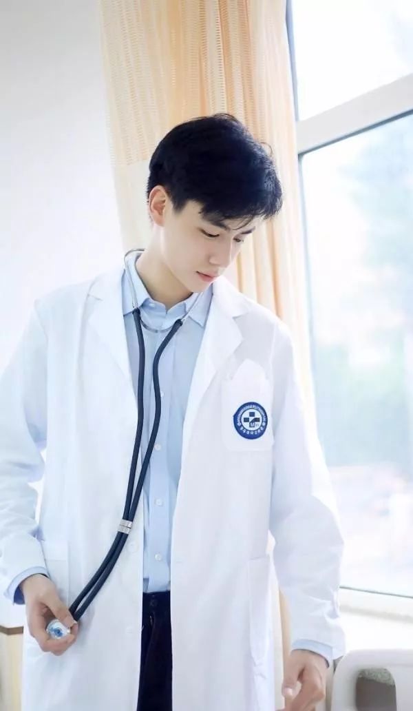 小美好男主胡一天大火,高冷腹黑呆萌小鲜肉称号名副其实