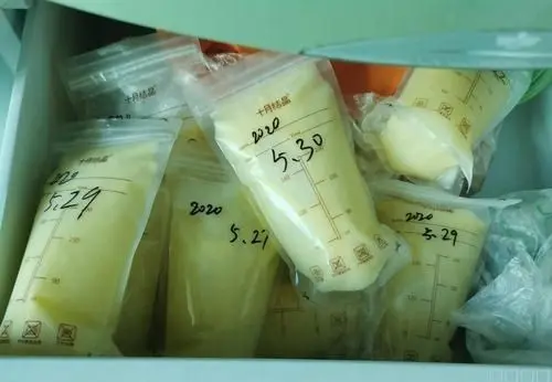 母乳放冰箱能保存多久?怎么解冻?