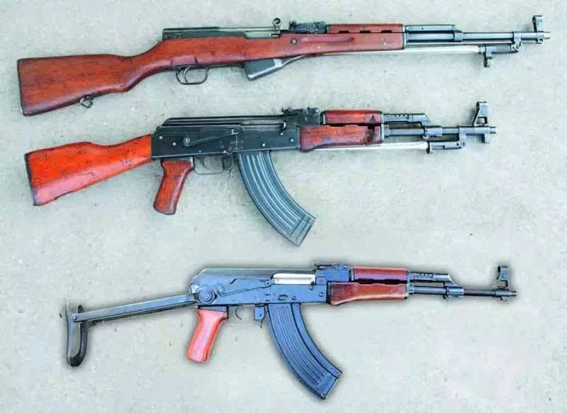 从上到下分别为56式半自动步枪,56-1式冲锋枪和折叠托56式冲锋枪