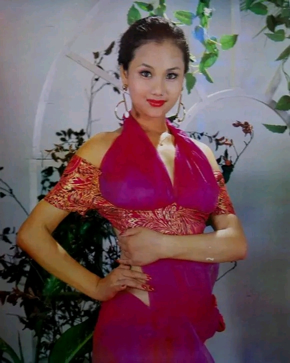 生活 时尚 冷门挂历美人:李颖 李颖以模特儿的身份出道,1992年获得