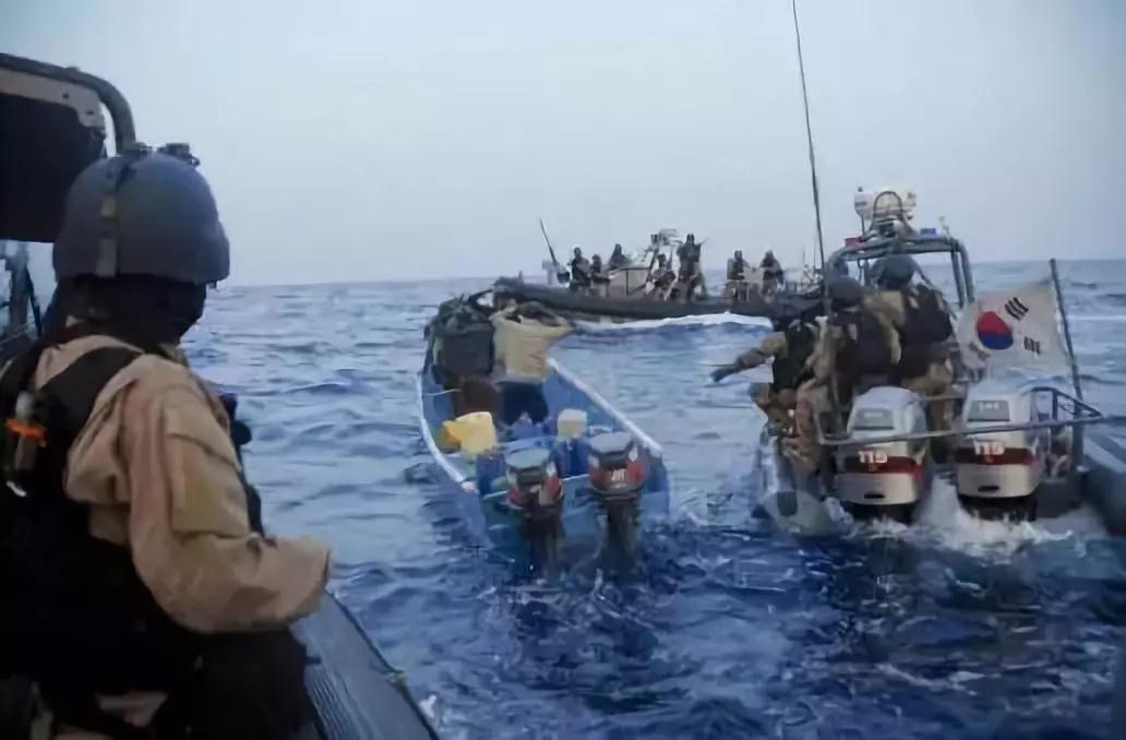 中国海军抓捕海盗视频曝光,战斗民族懒得抓直接击沉!