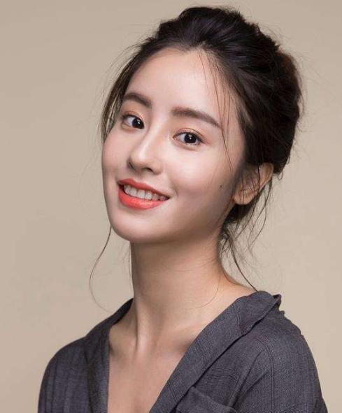 毛晓慧所有的照片,明显现代装比古装更加靓丽,颇有活泼少女感.