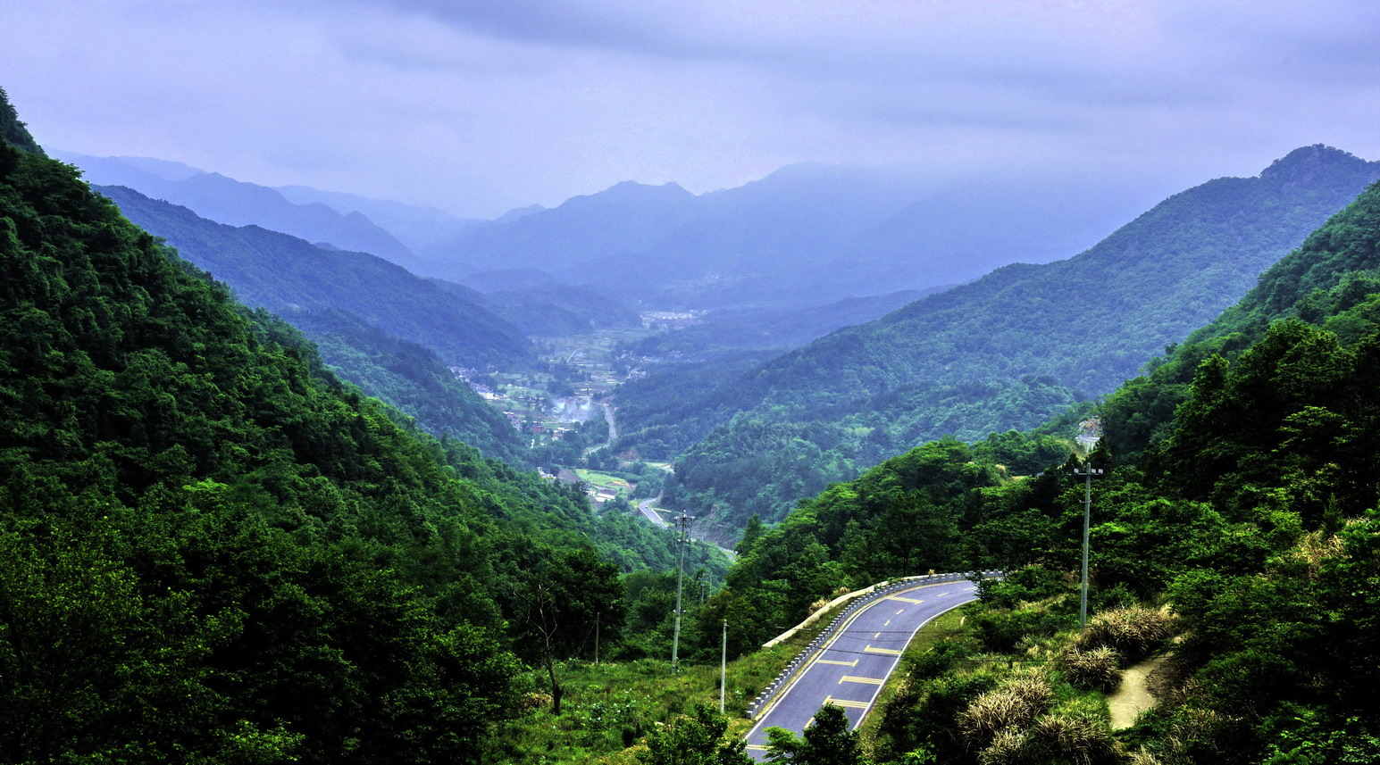 行红岭公路赏大别山风光