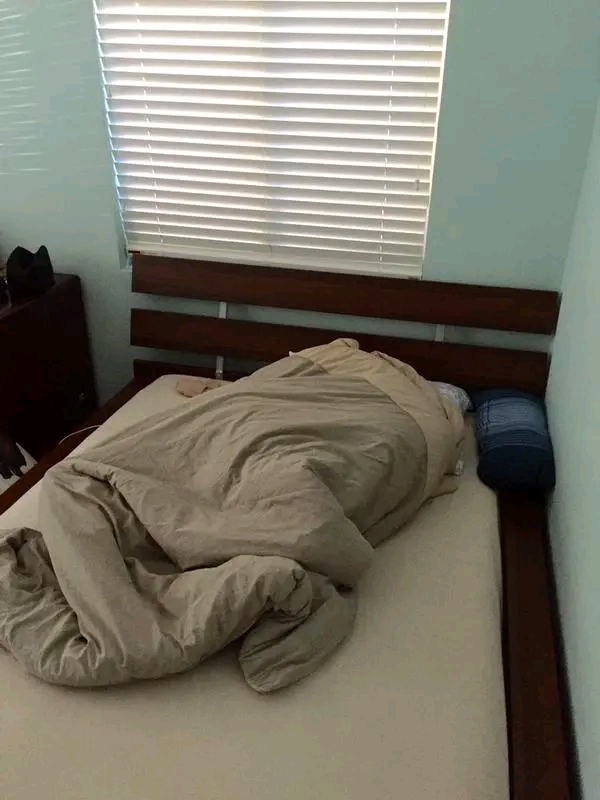 睡觉要一个人霸占两个枕头的小恩