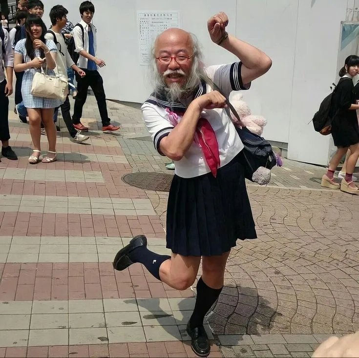动画里的女装大佬是搞笑,现实中穿女装的男人,你是要搞事情啊