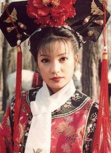 谢润在情深深雨蒙蒙里客串过依萍妈妈年轻时候,她的外形是很符合二