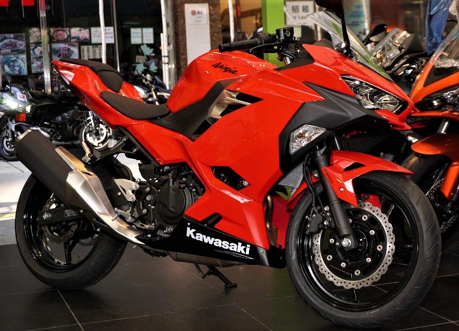 川崎2020款ninja400到店实拍 新增红色你喜欢吗?