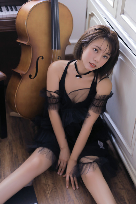 熊梓菱黑裙写真小露性感 轻纱飘逸眼神魅惑