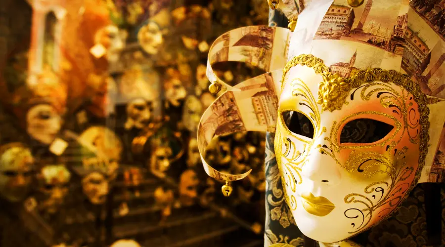 假面剧因演出时戴假面具而得名，其形式为歌唱、说白、舞蹈、合唱、器乐