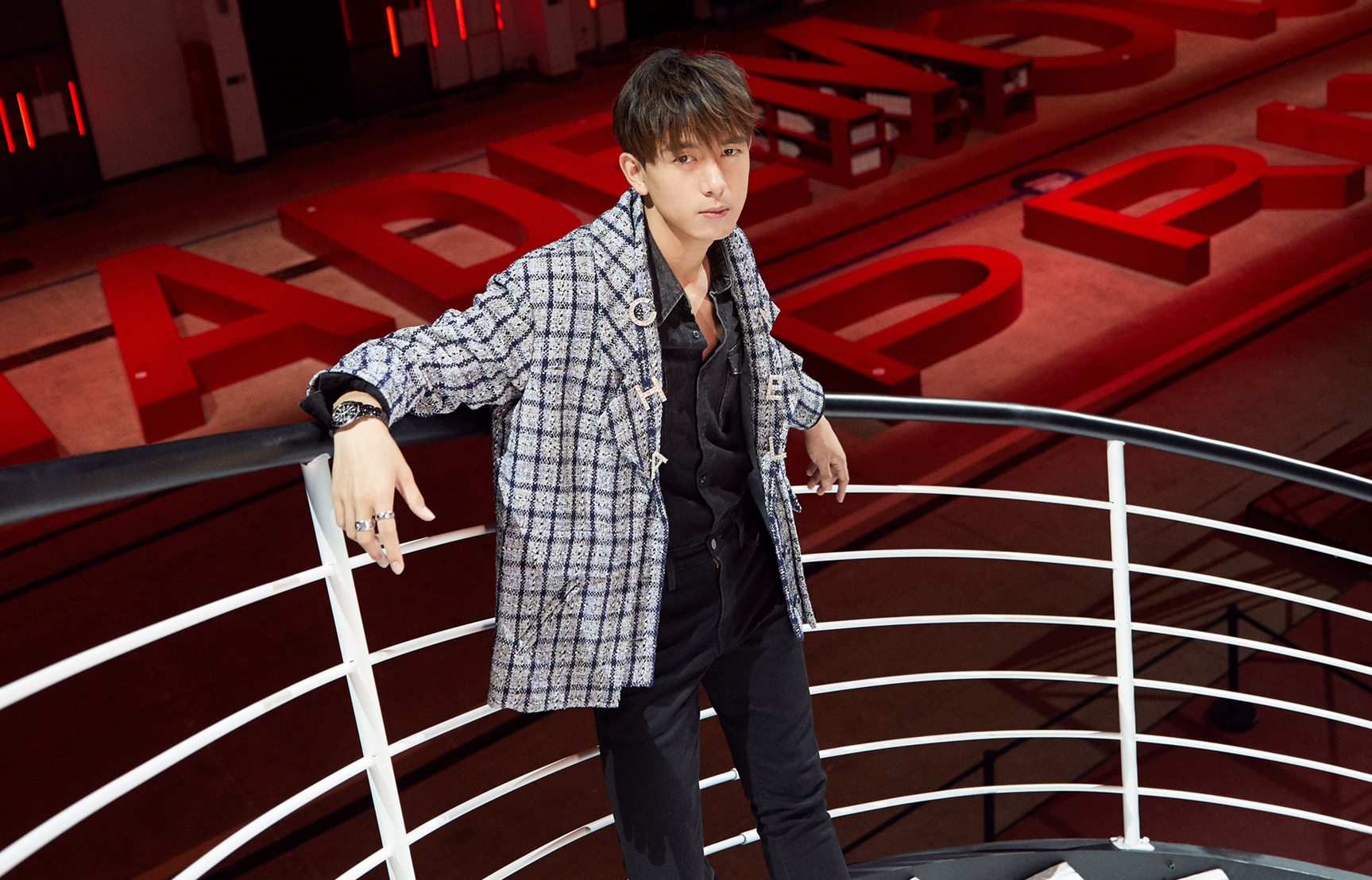 李现凭借《亲爱的,热爱的》爆红,除了帅,对演戏更是兢
