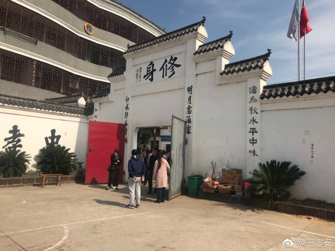 曾经从"豫章书院"出来的学生交代过一个"小黑屋"的地方,没错,那个被该