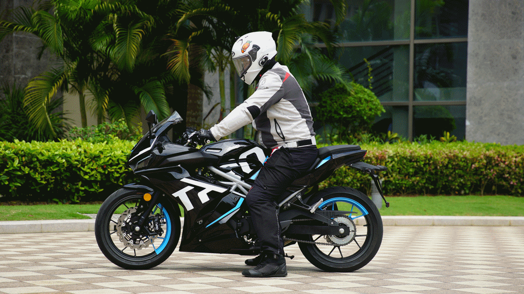 1万多新款双缸250跑车台荣gp1250r搅局