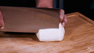 2,馒头切十字刀,在切口处塞入火腿丁,小葱和芝士