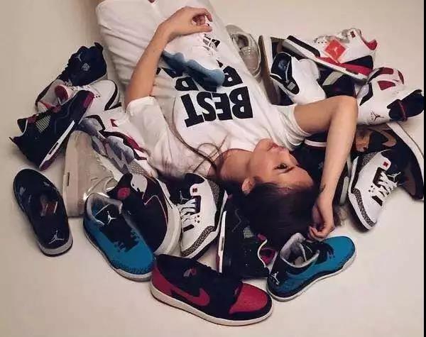 而且现在很多小姐姐对于球鞋的热衷并不亚于男生,小姐姐们穿起球鞋