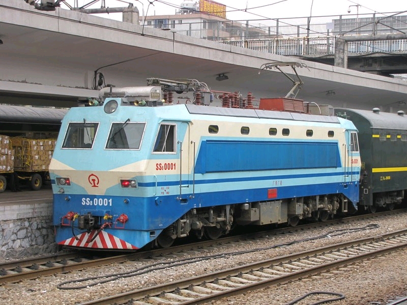 韶山8型电力机车是四轴准高速干线客运电力机车,是中国第八个五年计划