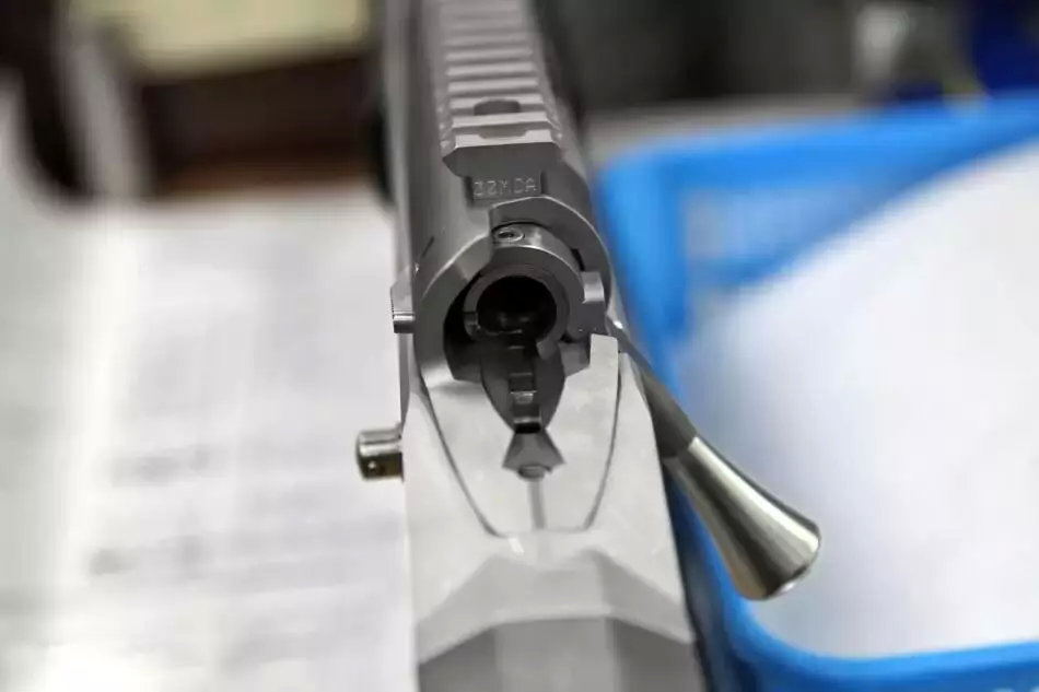 轻武专栏 t5000采用的是传统的旋转后拉式枪机,枪机采用不锈钢制造而