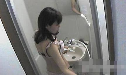 女大学生厕所发现摄像头,直接报警!房东:我是为了你好