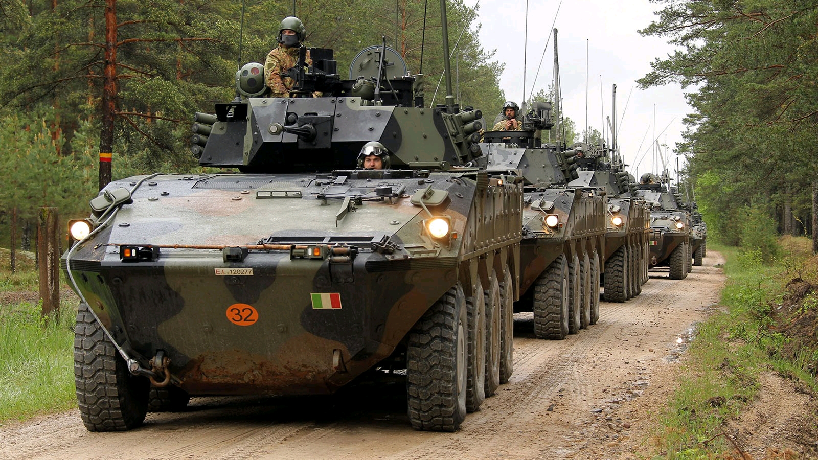 演习中的意大利国防军ffreccia装甲车