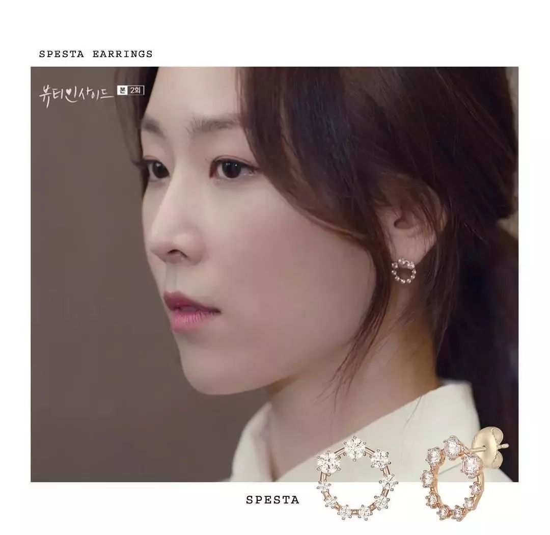 黑色look搭配垂吊式耳环,演绎出女主的干练气质和强大的气场.