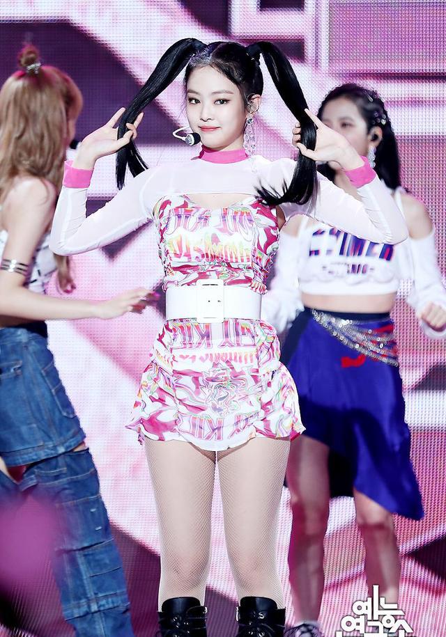 jennie双马尾舞台,jennie双马尾 这么可爱当然不能私藏!jennie分享双马尾超少女造型,频频登热搜!