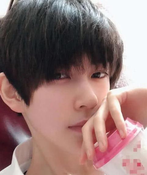 熊祁男装引无数迷妹沉陷罕见女装照曝光后又有人哭着要娶她