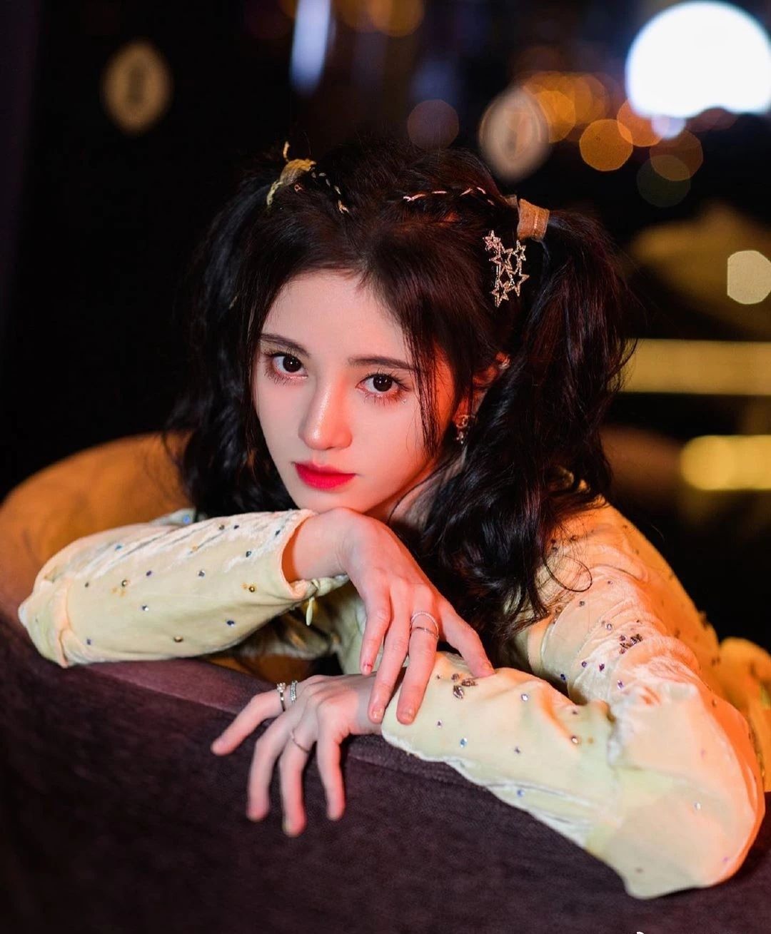 蓬松的头发,淡黄丝绒连衣裙的鞠婧祎