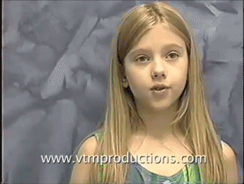 8岁从事专业表演,9岁开始拍电视,10岁演电影