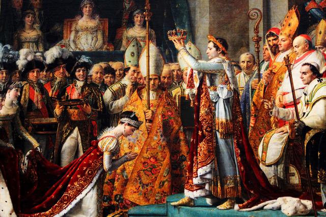 1804年12月2日,拿破仑在那里圣母院自己拿起皇冠加冕成为皇帝,之后再