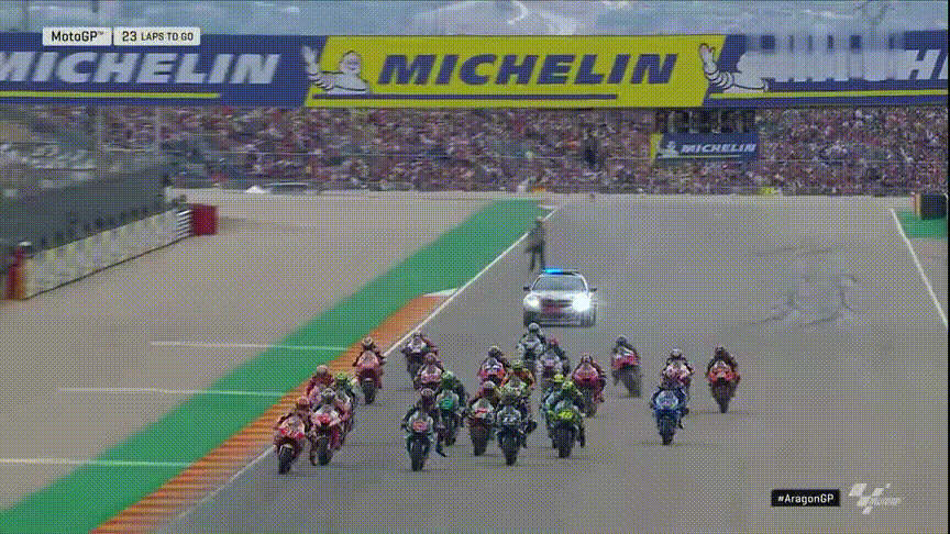 闪电般的开局使得93号车手在起步后就拔得头筹,击败fabio quartararo