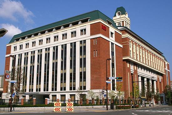 600px-Ritsumeikan-Univ-Suzaku-01