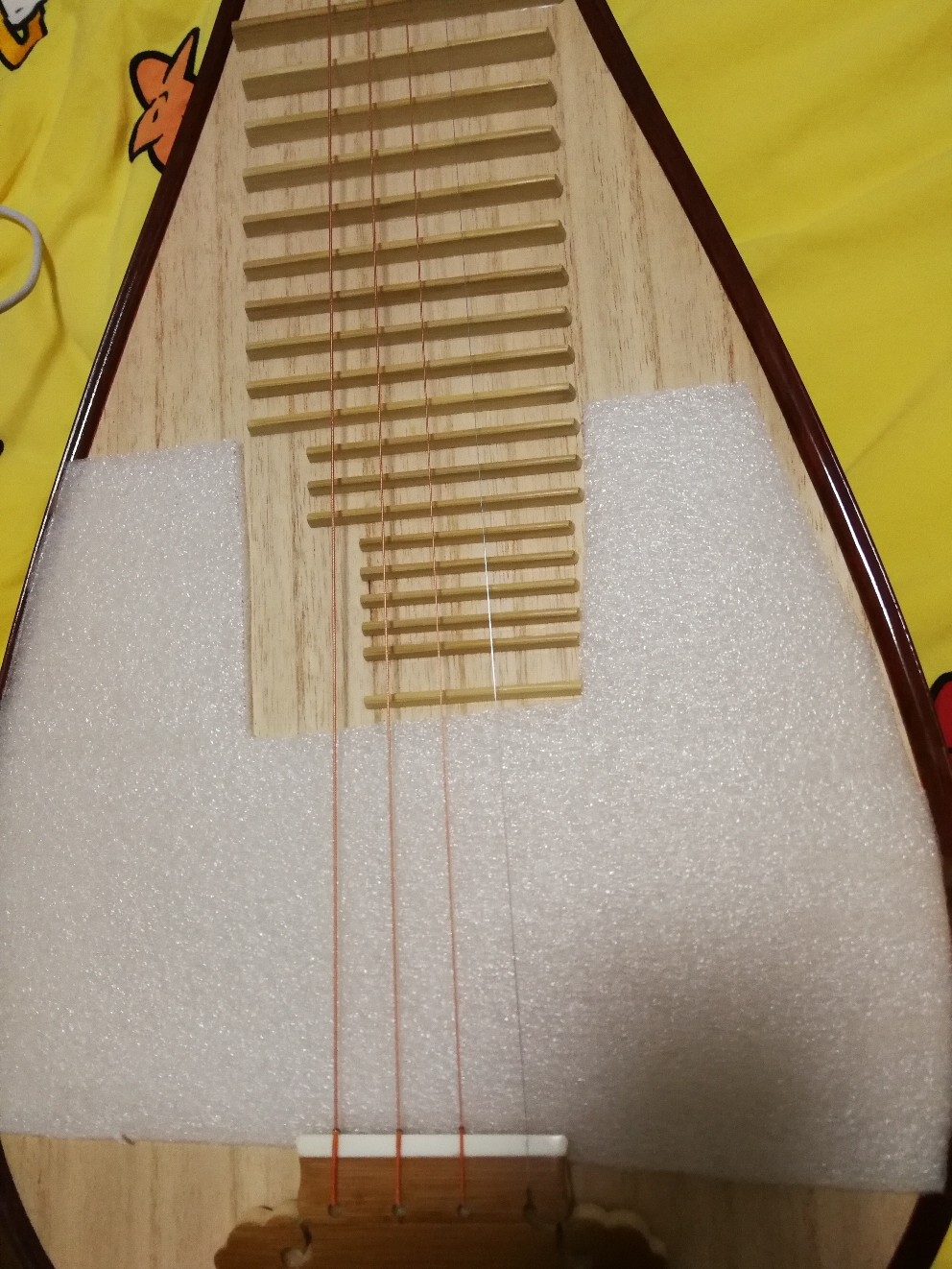 很厚的.不过不会碰到琴弦