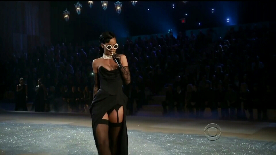 【 rihanna 】2012维密"diamonds"现场截图