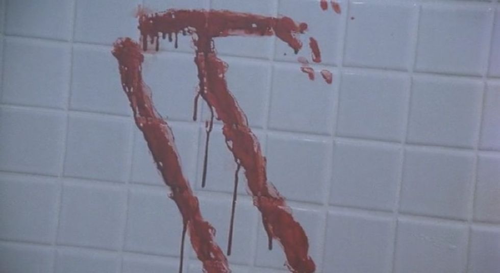 斯坦利没等出发就割腕死在了自家的浴缸里,墙上用鲜血写着"it".