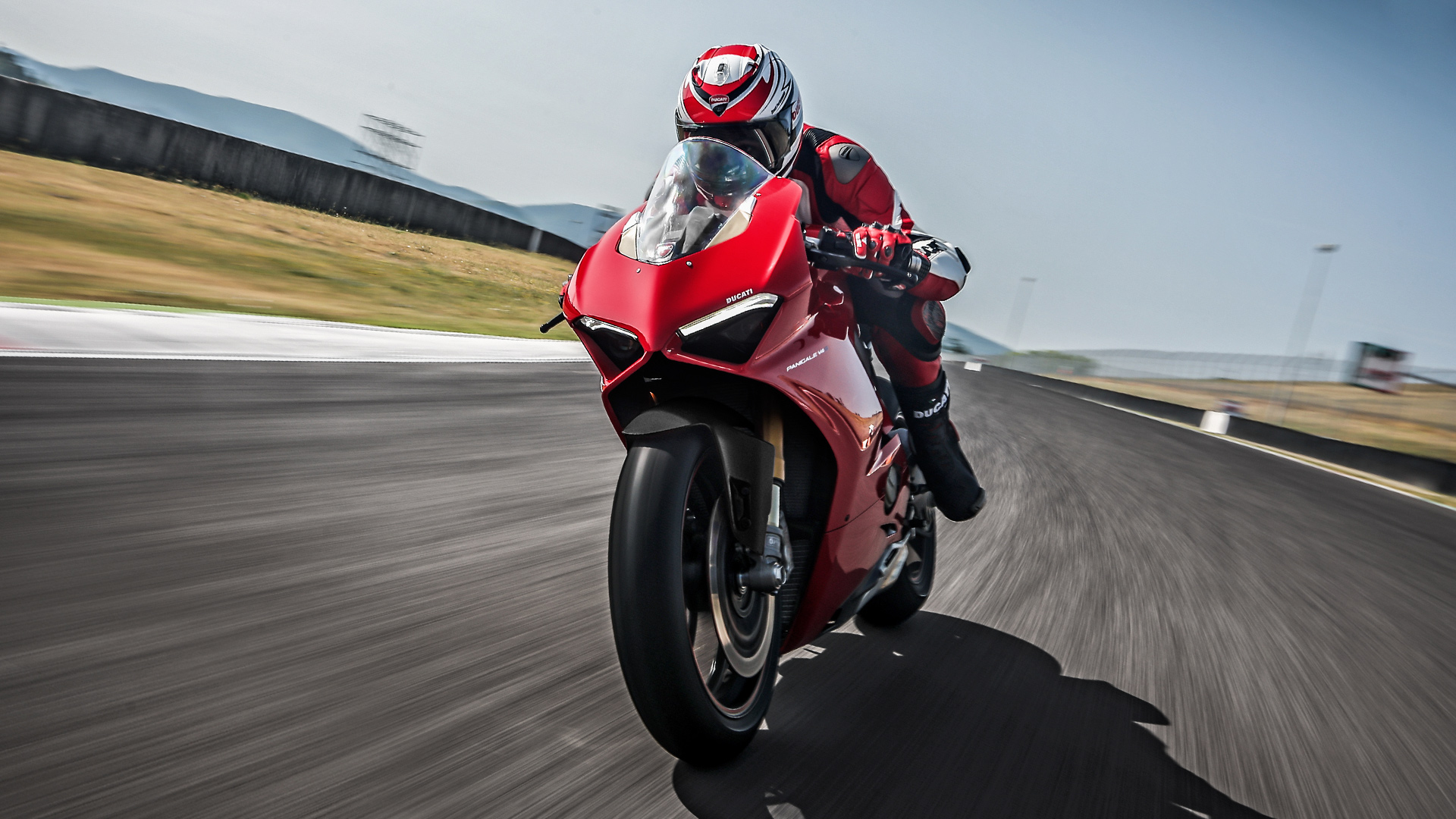 杜卡迪panigalev4s提到红色的摩托车你会想起它吗