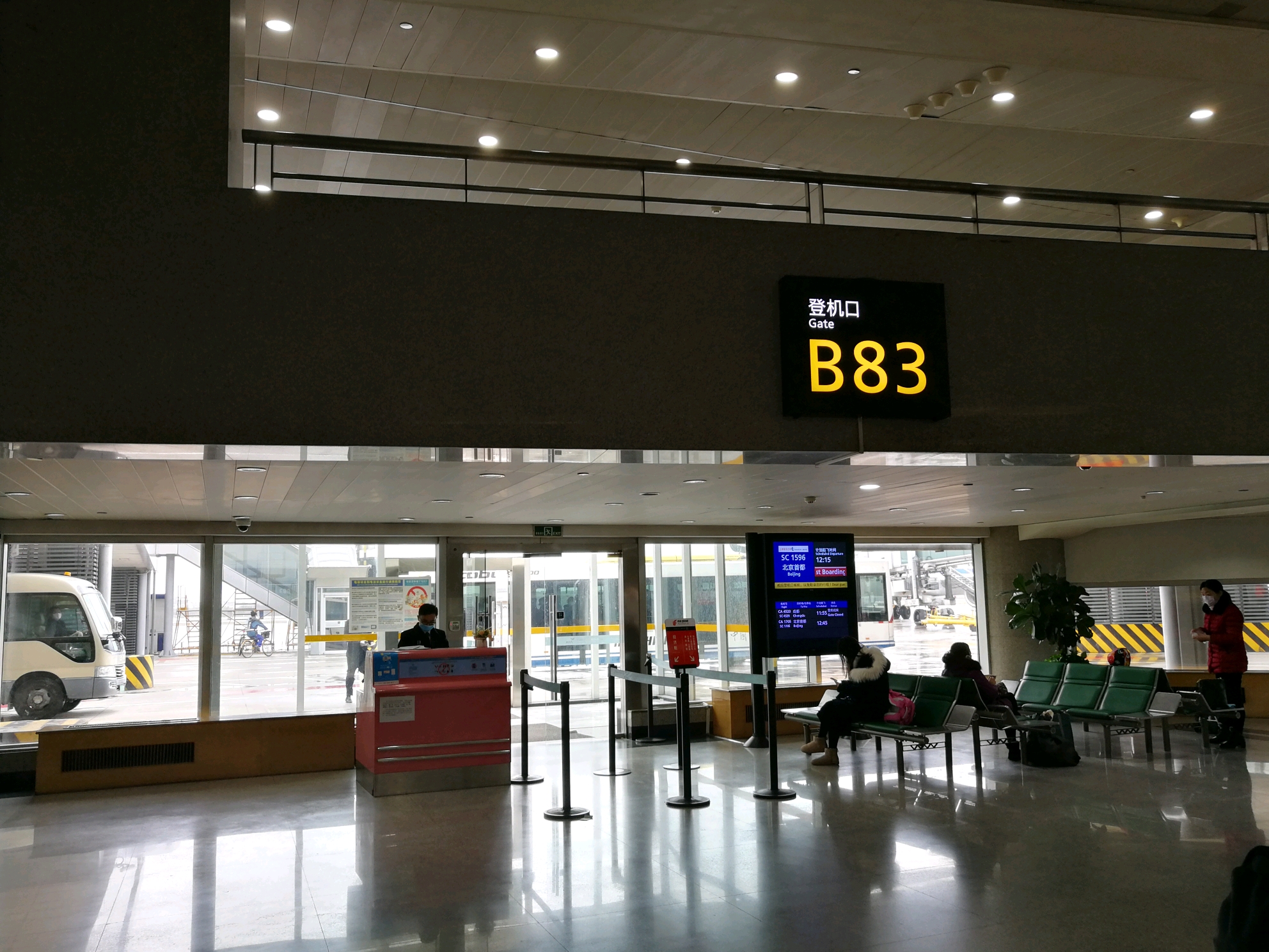 杭州机场)所展示的,萧山机场也受疫情的影响,航班大量取消,上层登机口