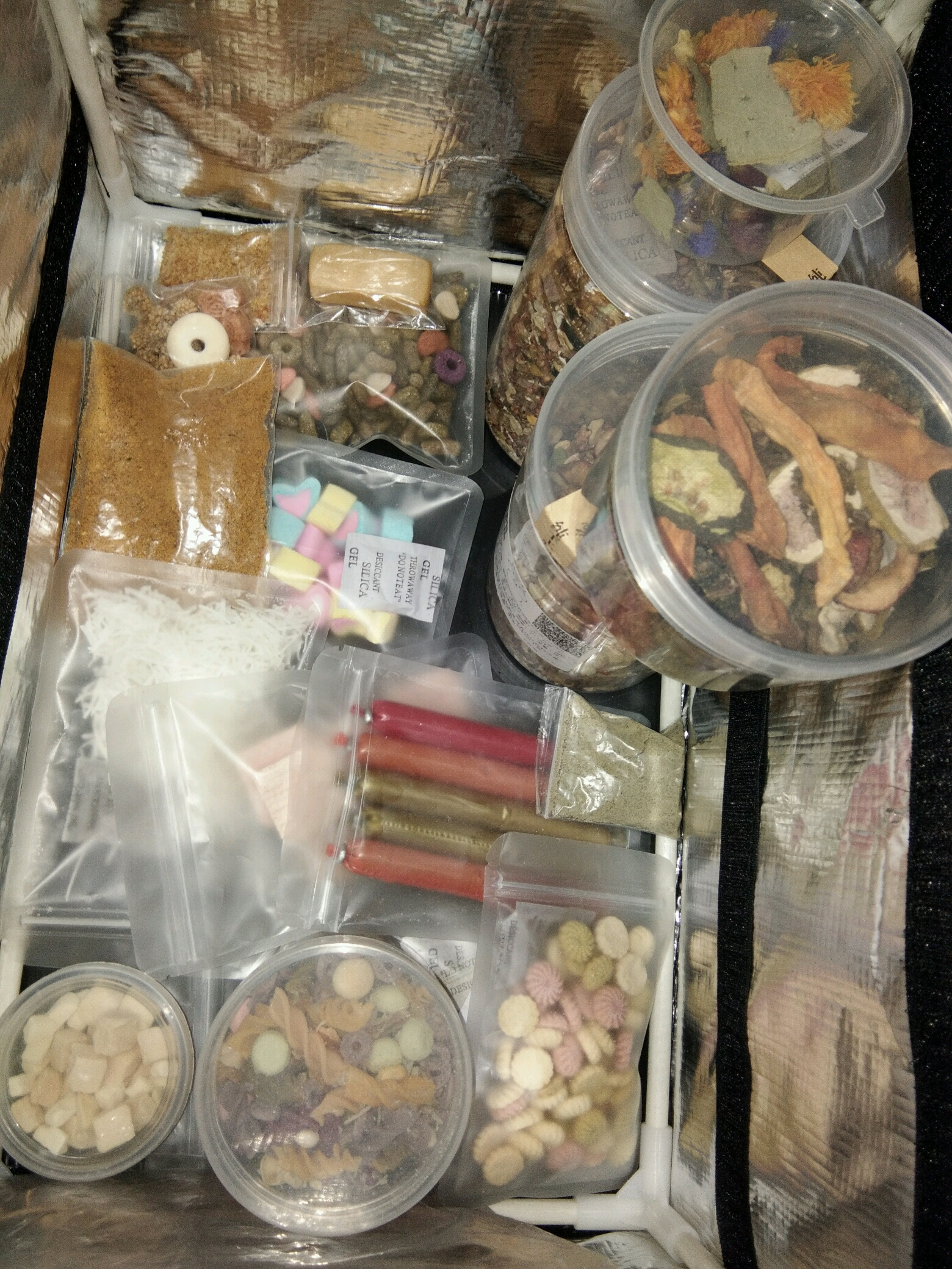 三只鼠,仓鼠用品和一堆零食