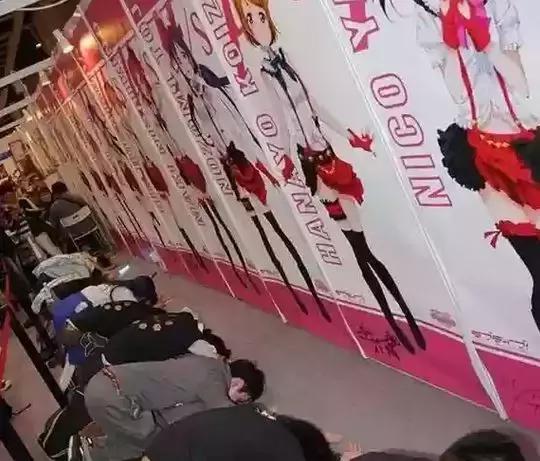 更可怕的是一些狂热粉丝甚至愿意跪下磕头膜拜,是在是太狂热了,你的