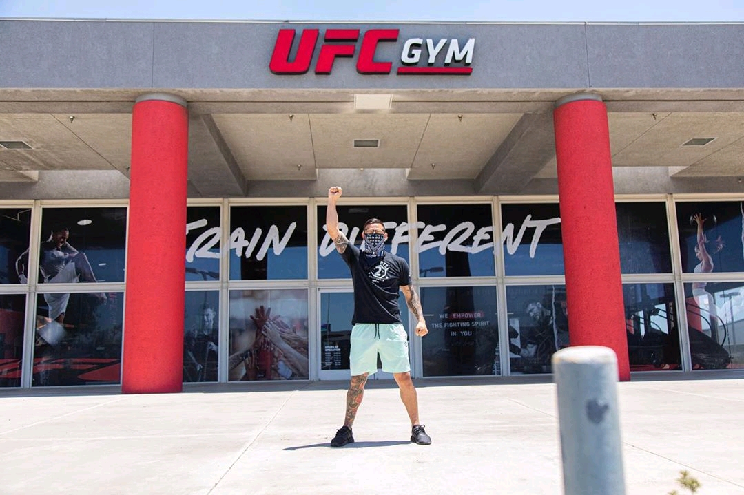 ufc羽量级选手椰子哥卡布斯旺森ins照片自取