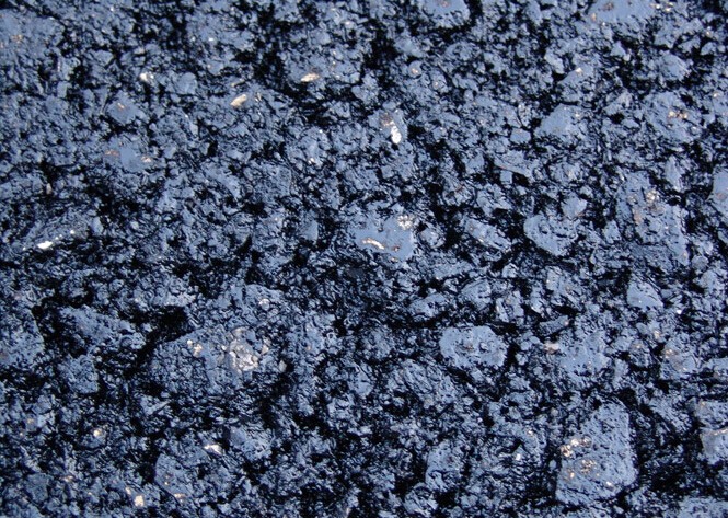 主要可以分为煤焦沥青,石油沥青和天然沥青三种:其中,煤焦沥青是炼焦