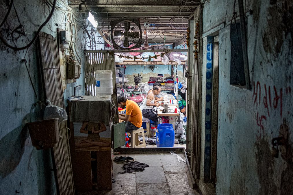 实拍印度孟买达拉维贫民窟:房子基本暗无天日,连水龙头都要上锁