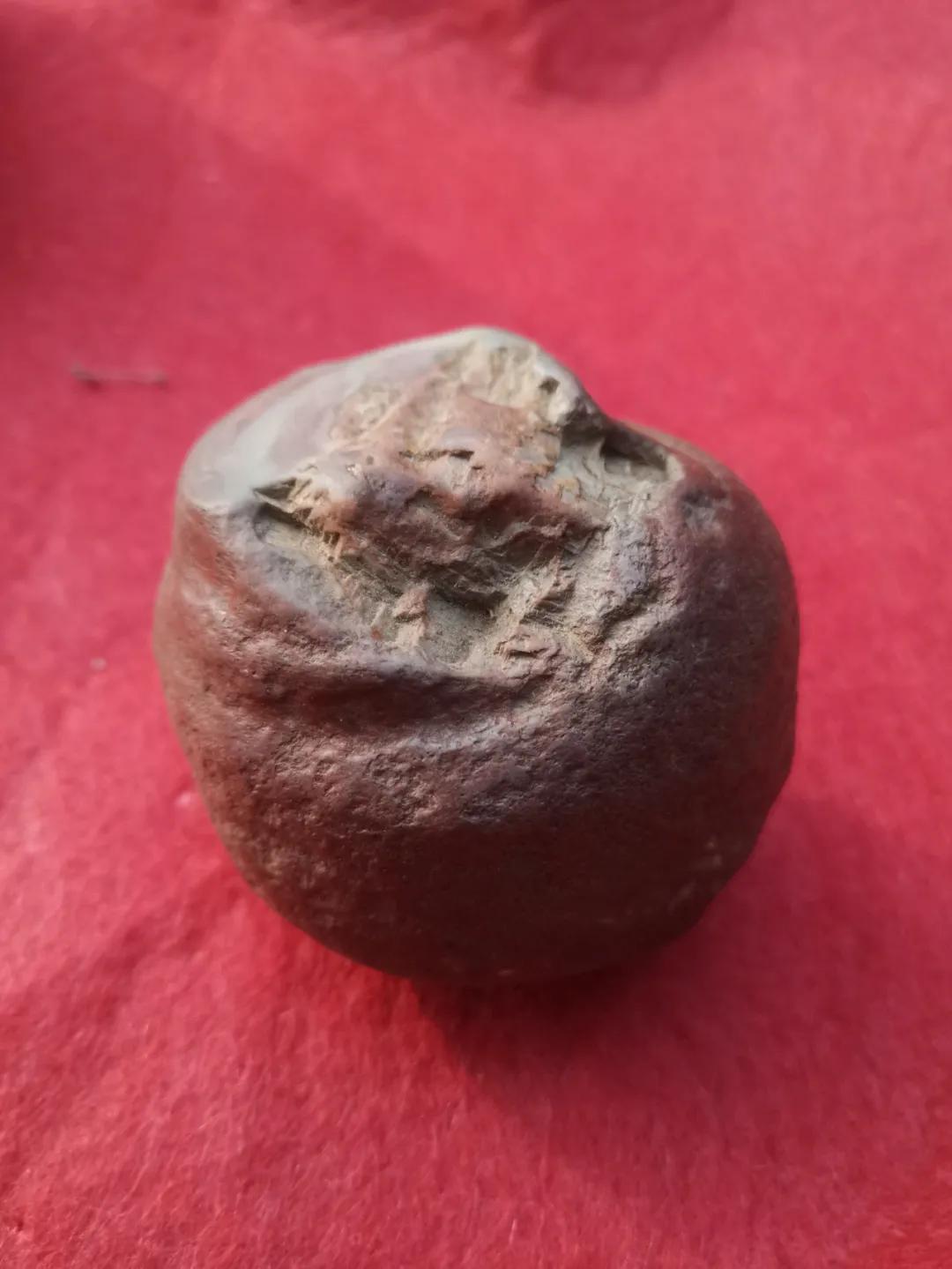 形态各异的石铁陨石 ——熔流线,气印非常明显