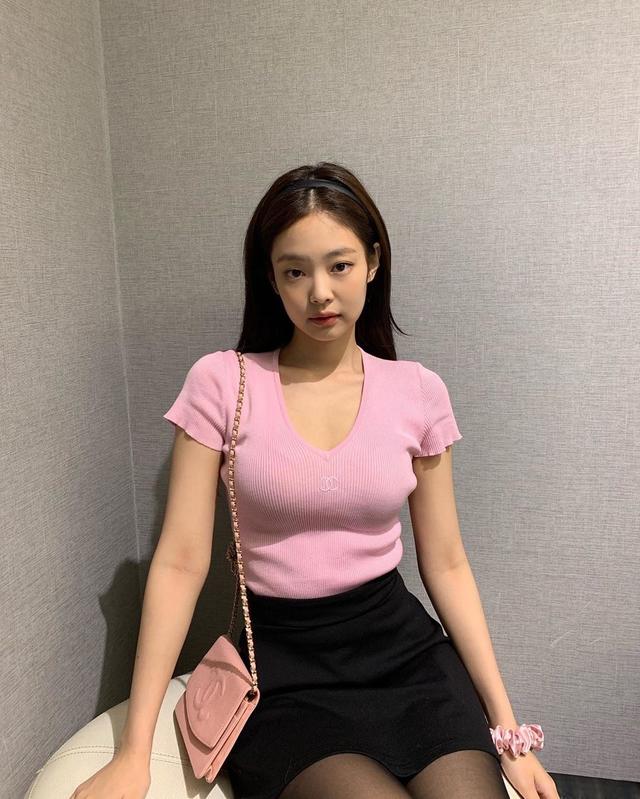 金智妮身穿斜肩背心紧身款式尽显性感凹凸配超短裤秀曼妙身姿