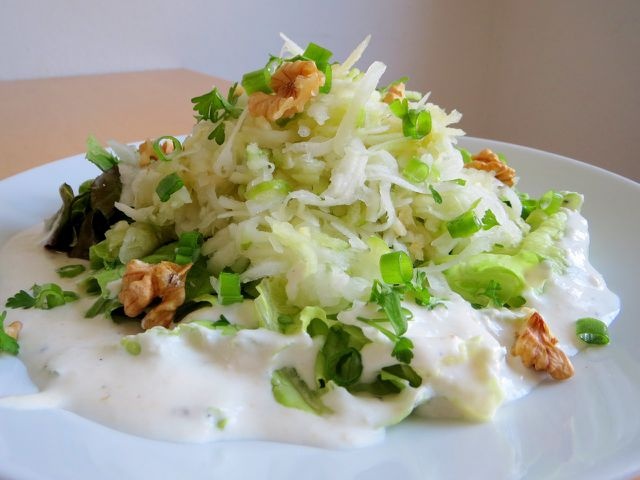 kohlrabisalat-ist-ein-beliebtes-rezept-fuer-fruehlin-leonie-barghorn-utopia-180609_download.jpg