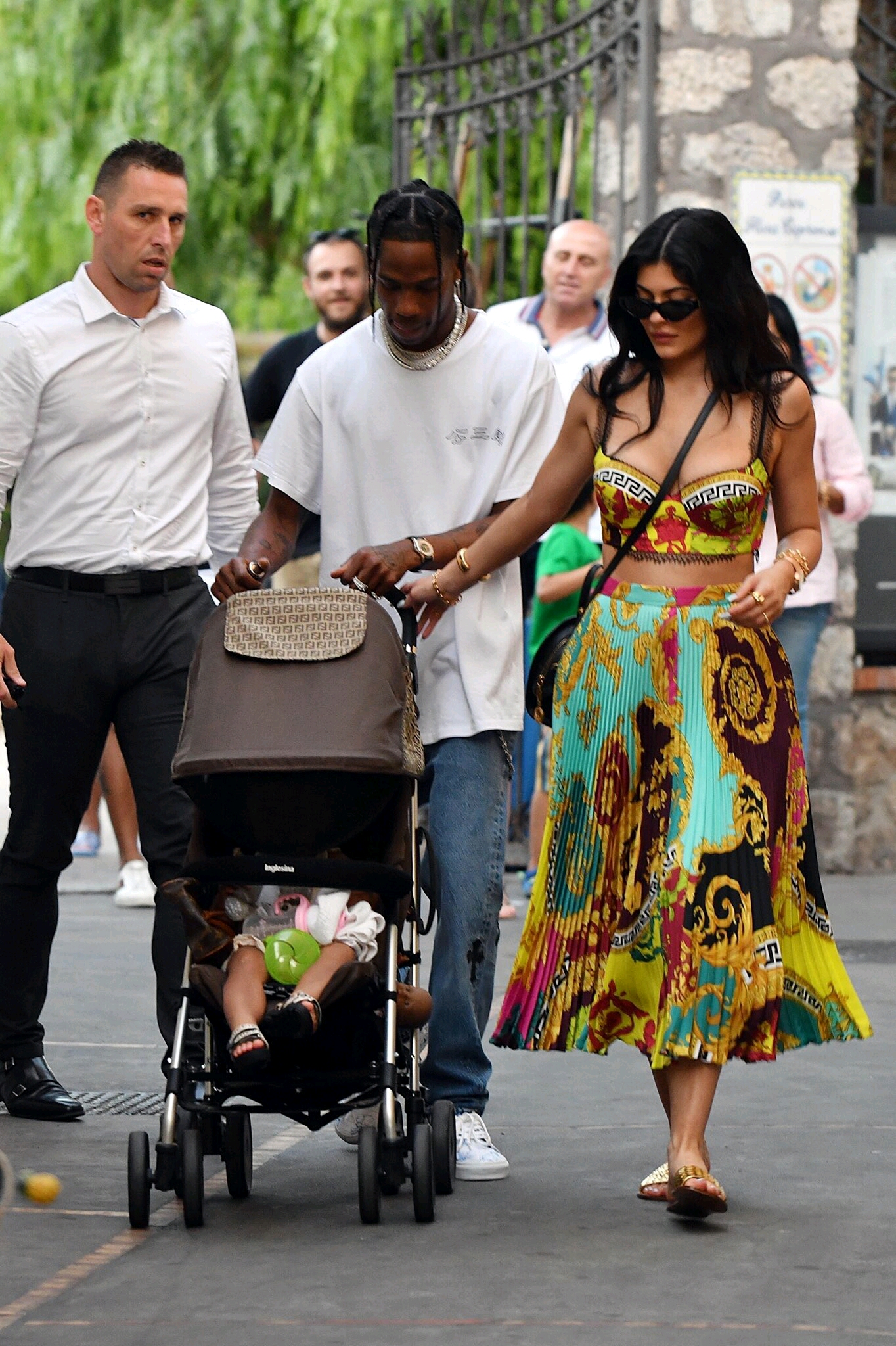 kyliejenner孩子,kyliejenner凯莉 金小妹kyliejenner携男友travisscott女儿环游欧洲共同庆祝22岁生日豪