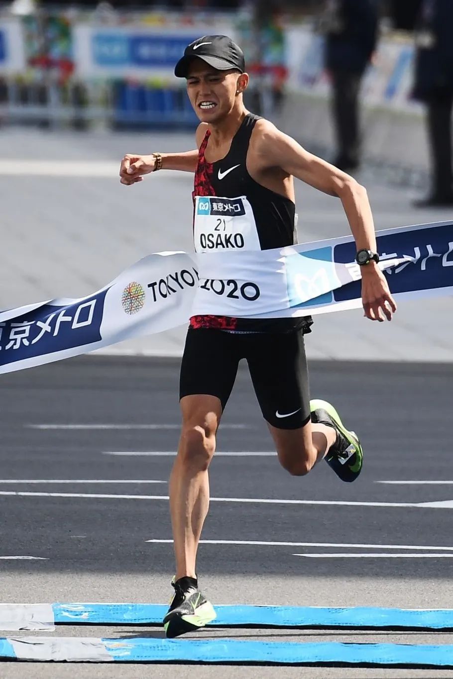 帮助大迫杰完成pb的是nike在2月初发布的nike air zoom alphafly next
