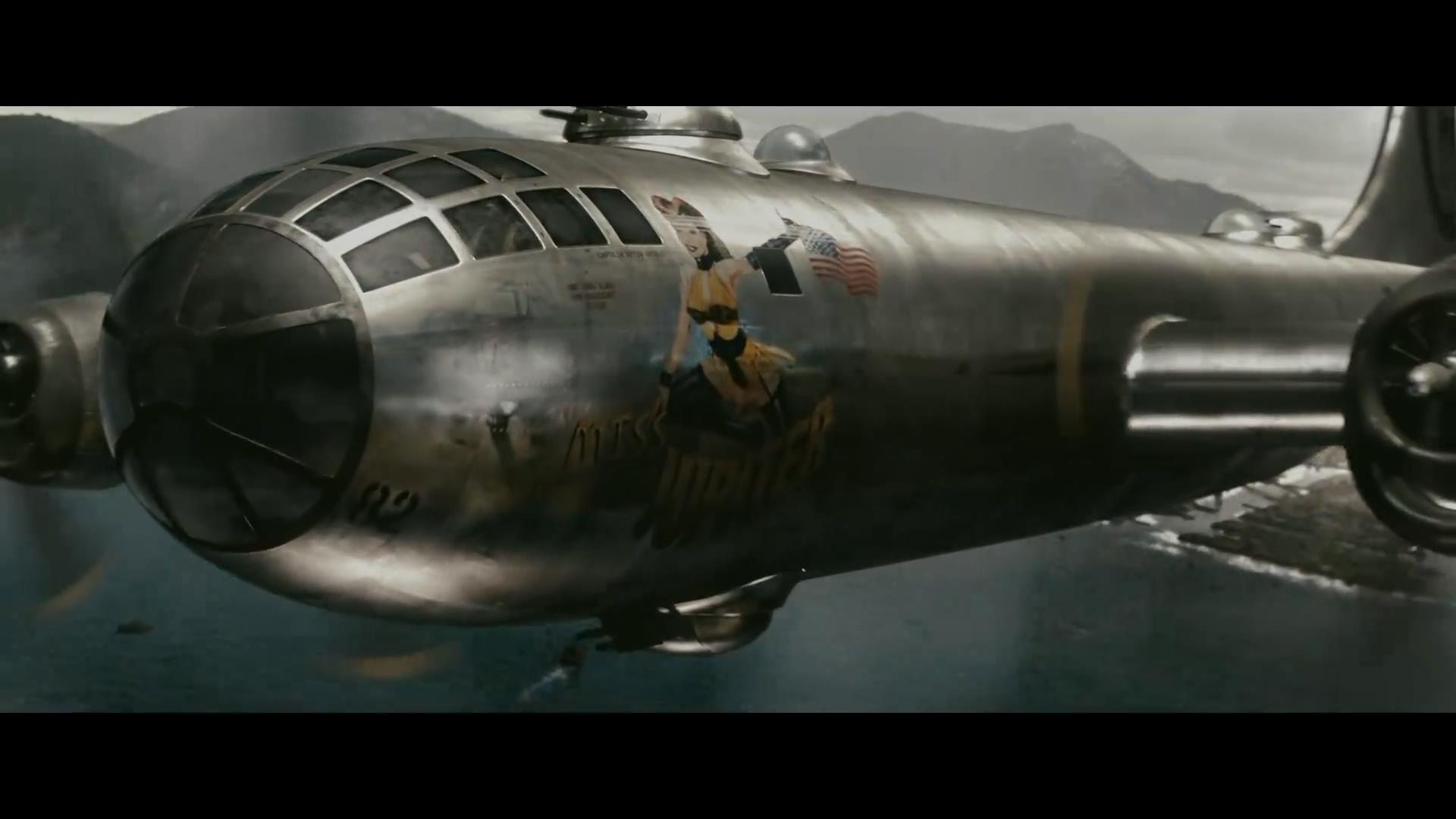 b29轰炸机上有丝灵的画像,飞机往日本投放原子弹