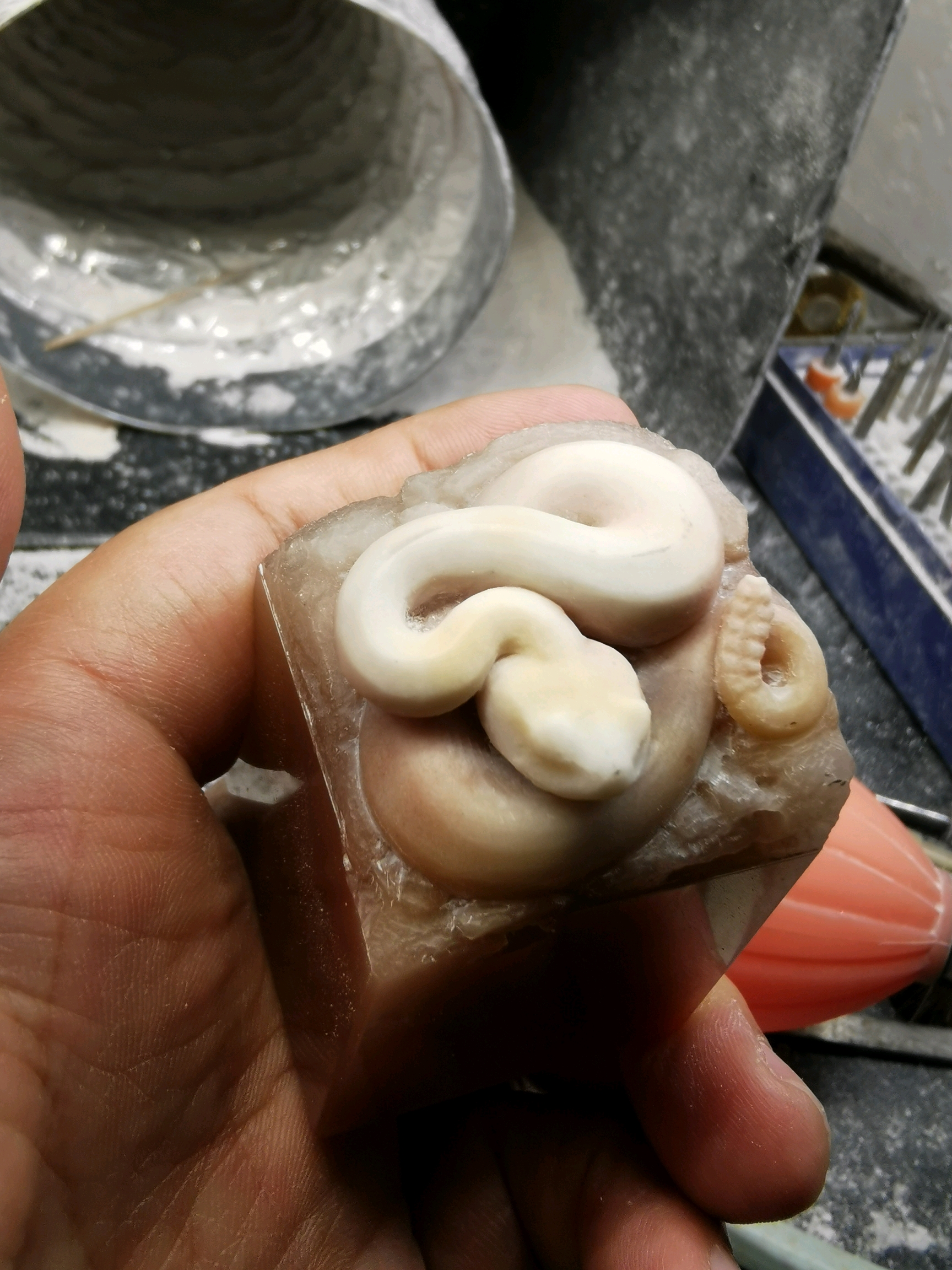 响尾蛇雕刻过程